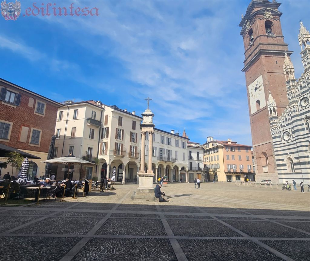 STUPENDO APPARTAMENTO PIAZZA DUOMO IN MONZA CON POSTO AUTO COPERTO
