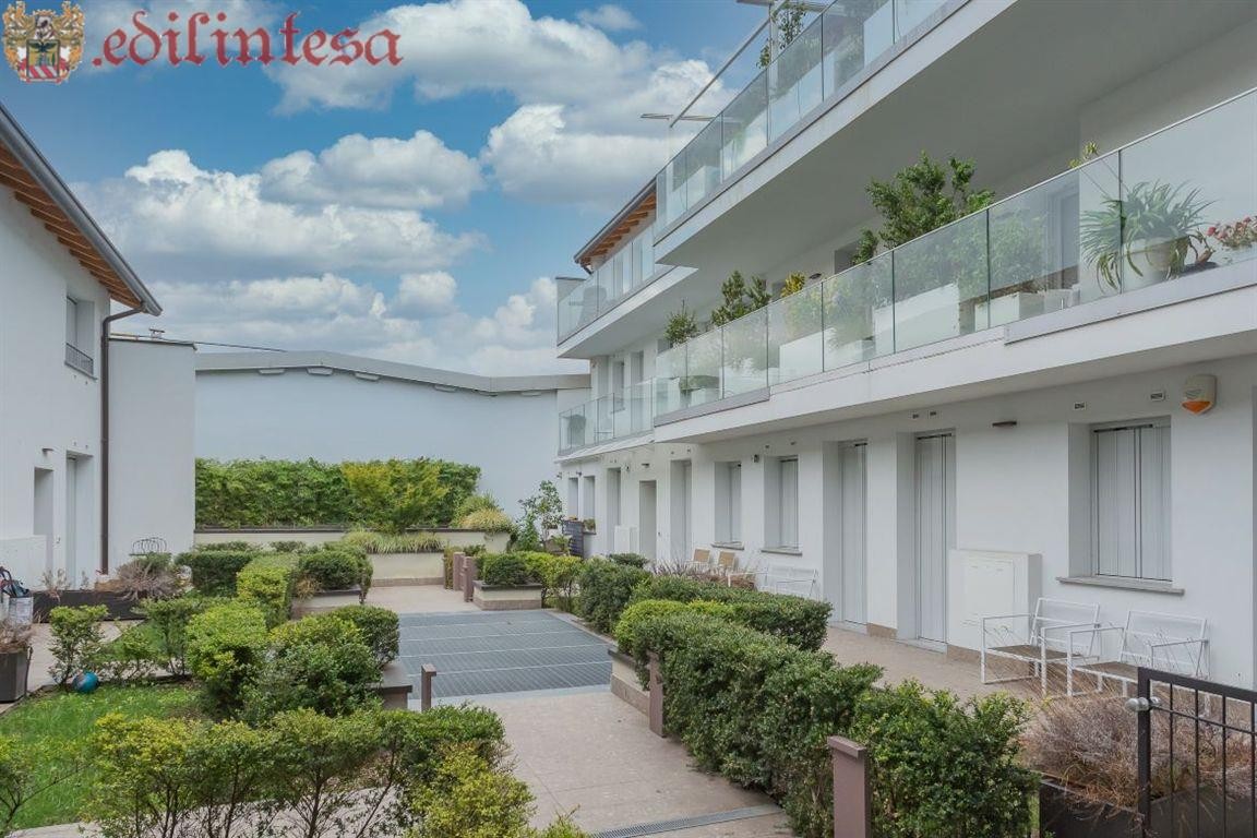 NUOVO ELEGANTE APPARTAMENTO ARREDATO DI QUATTRO LOCALI CON STUPENDO TERRAZZO IN CENTRO MONZA IN CLASSE EN. A3 - PRONTA CONSEGNA