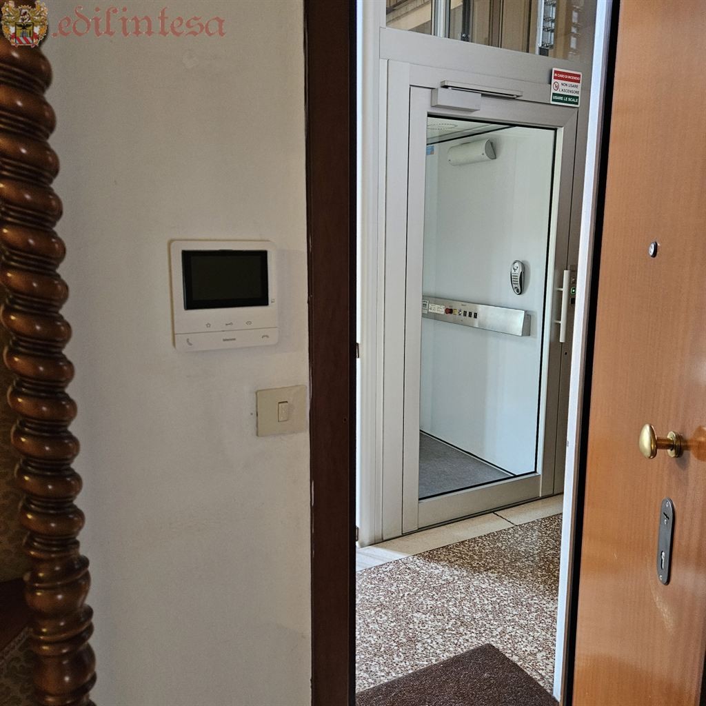 Bilocale ampio in centro Macherio