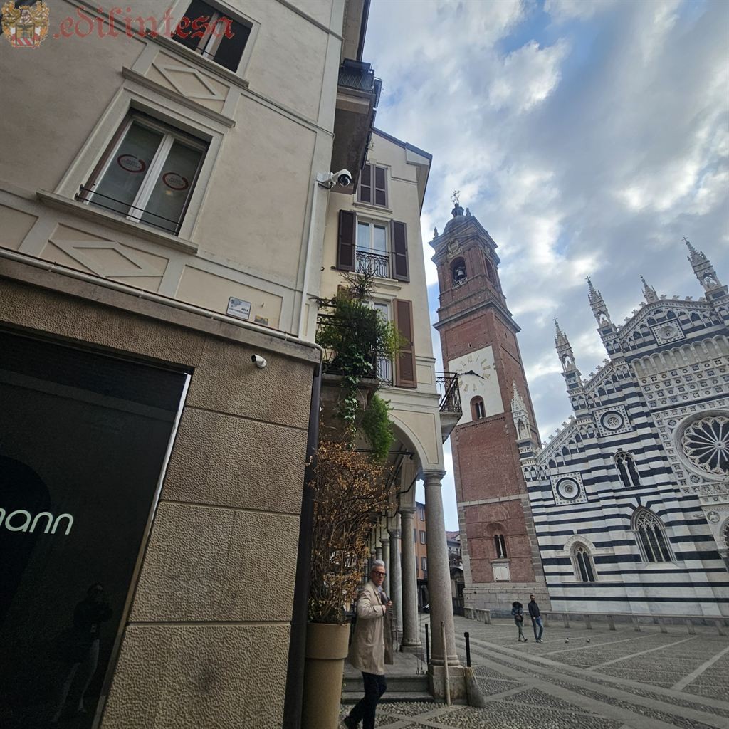 AFFITTO - TRILOCALE ELEGANTEMENTE ARREDATO IN CENTRO STORICO DI MONZA CON POSTO AUTO COPERTO
